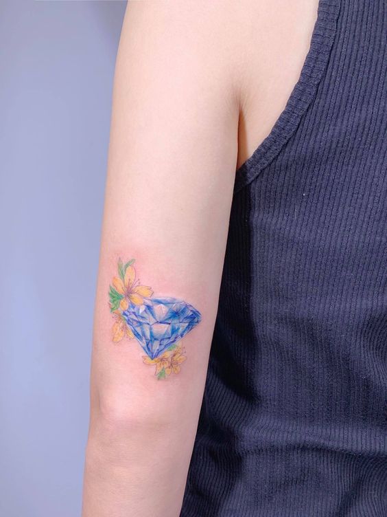 cuốn hút với tattoo kim cương ở bắp tay