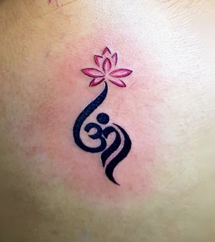 mẫu tattoo chữ Om và hoa sen ý nghĩa