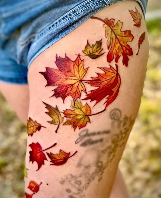 điểm nhấn độc đáo với mẫu tattoo lá phong trên bắp đùi