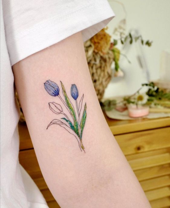 điểm nhấn hoàn hảo khi xăm tulip ở bắp tay trong