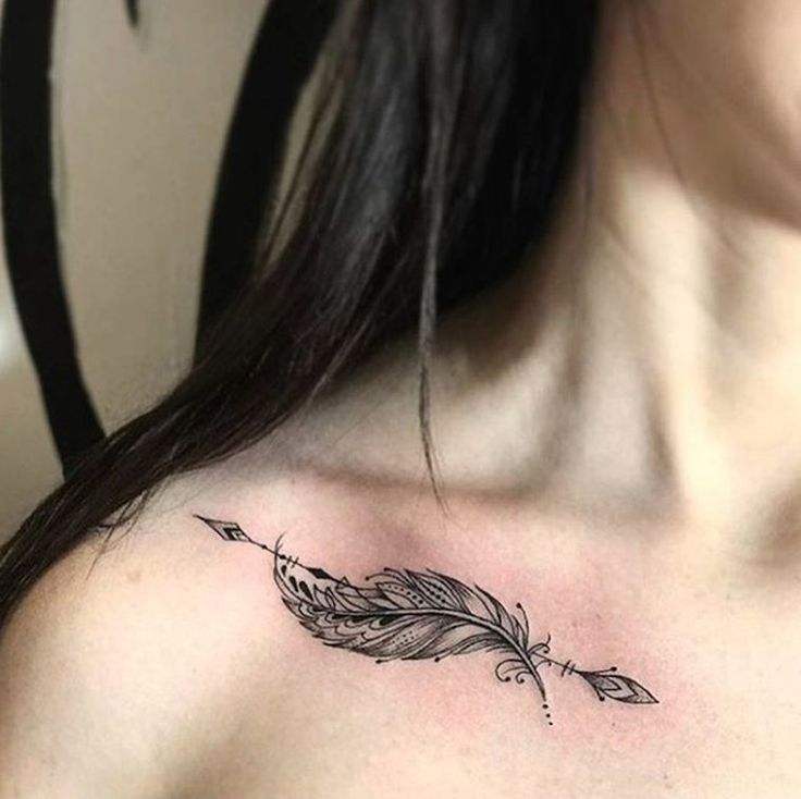 điểm nhấn lông vũ trên xương quai xanh