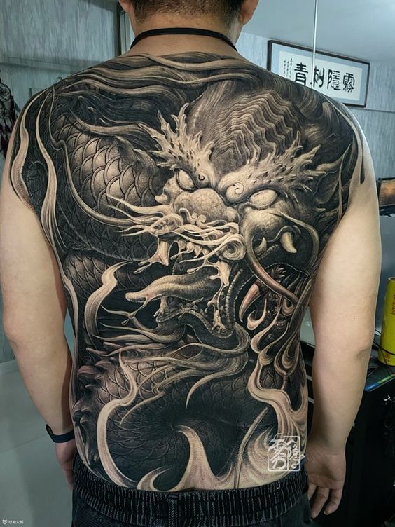 điểm nhấn trên lưng với kiểu tattoo rồng