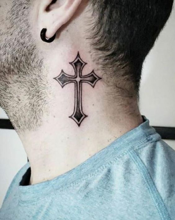 độc đáo với mẫu xăm thánh giá trên cổ