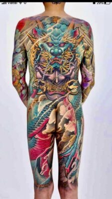 độc đáo với thết kế xăm full người màu sắc