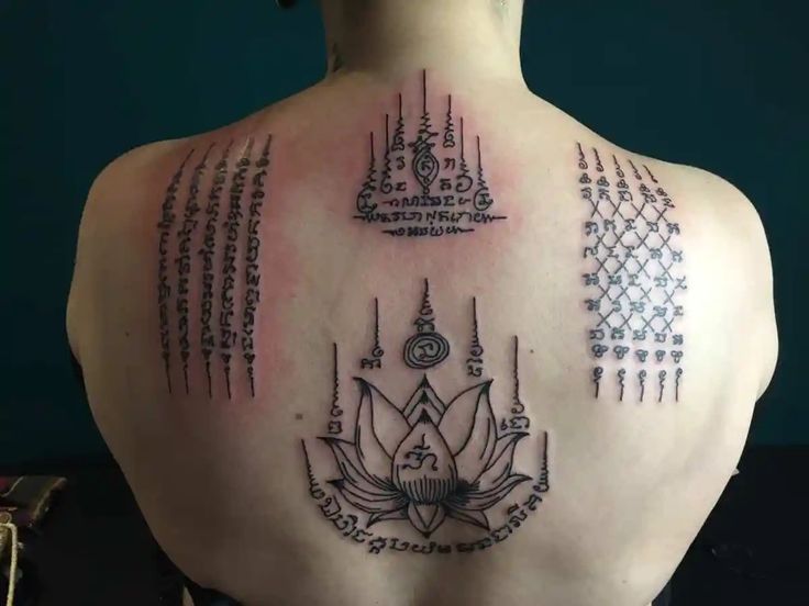 độc lạ mẫu tattoo Sak Yant trên lưng