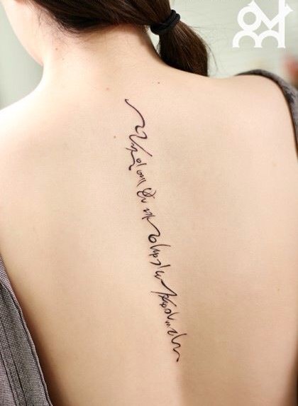 đơn giản với mẫu tattoo chữ trên lưng