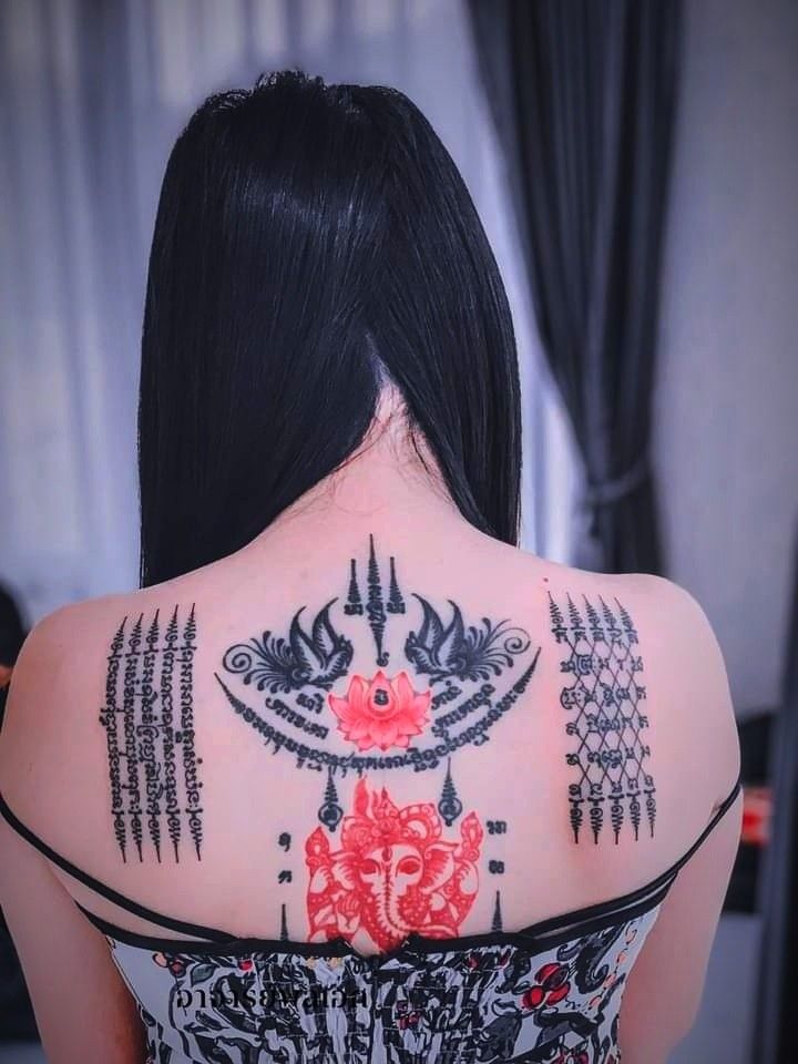 hình Sak Yant tattoo trên lưng chị khách