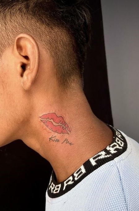 hình nụ hôn được tattoo trên cổ hình nụ hôn được tattoo trên cổ