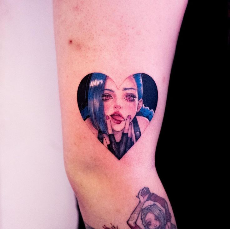 hình tattoo Jinx nằm trong trái tim trên tay