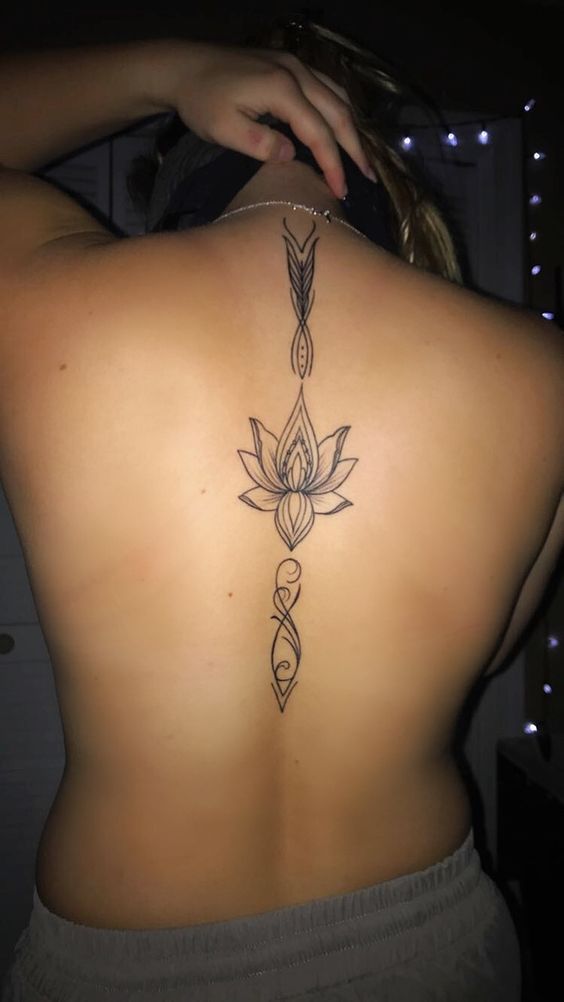 mẫu tattoo hoa sen đẹp cho nữ dọc lưng