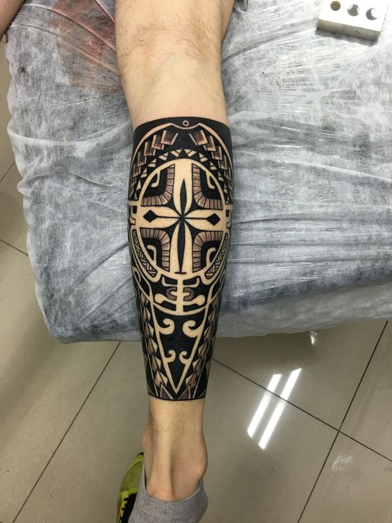 hình tattoo họa tiết đầy mạnh mẽ ở chân