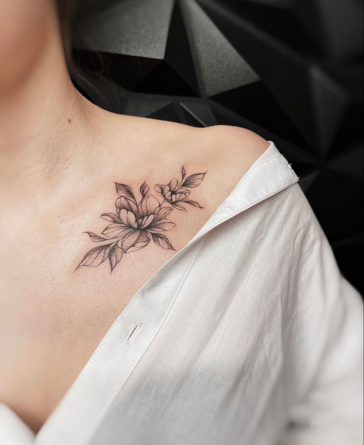 hình tattoo khắc họa trên xương quai xanh