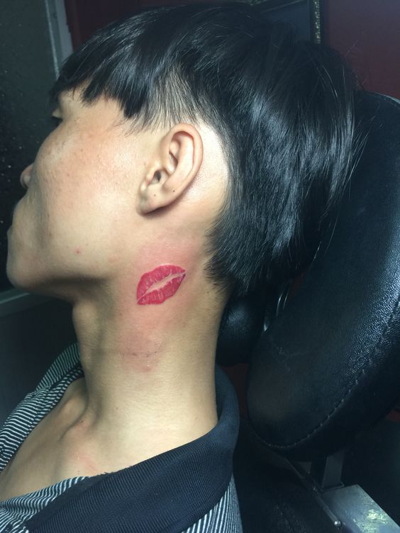 hình tattoo nụ hôn trên cổ hình tattoo nụ hôn trên cổ