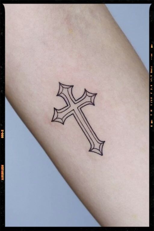 hình tattoo thánh giá mini trên cẳng tay