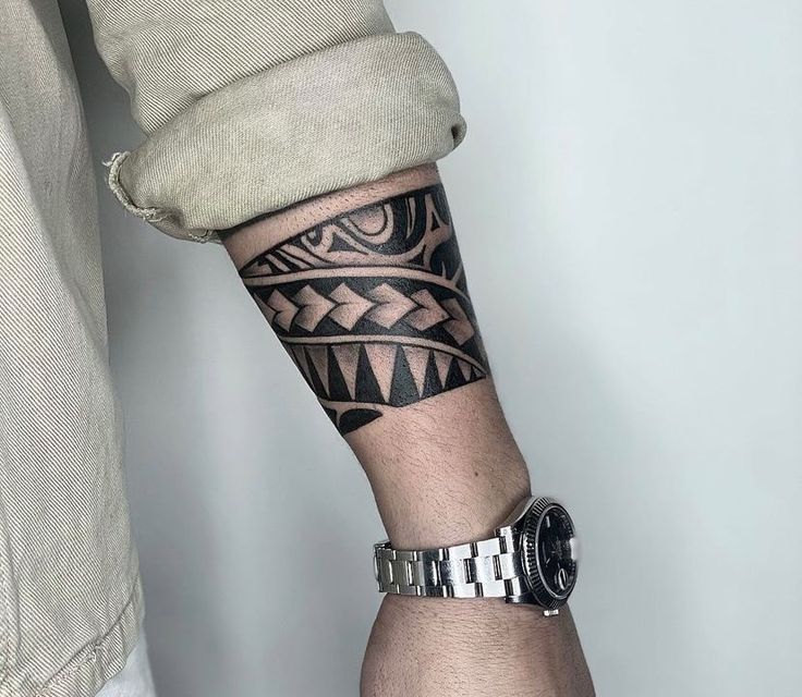 hình tattoo vòng bản to trên cẳng tay