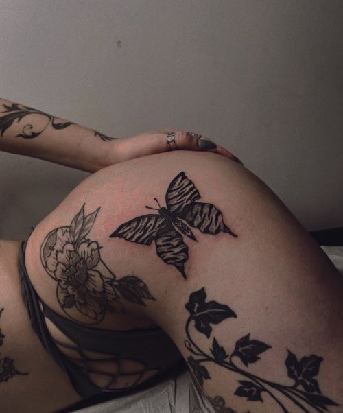 hình xăm bướm đen ở mông cho khách