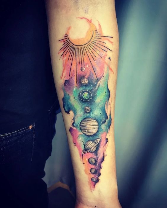 hình xăm các hành tinh hướng về mặt trời