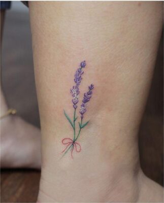 hình xăm cây hoa lavender ở chân