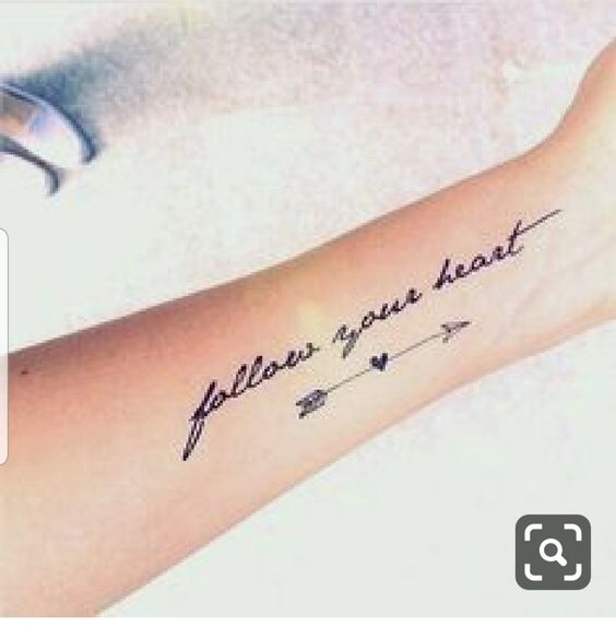 hình xăm chữ mini và mũi tên