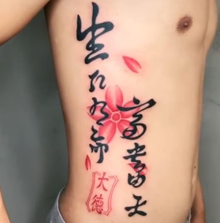 hình xăm chữ tàu ở mạn sườn