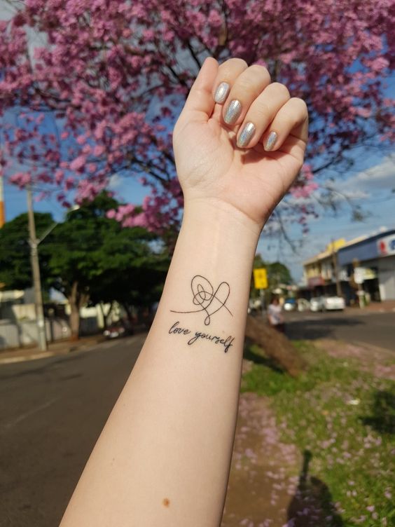 hình xăm chữ yêu bản thân phổ biến