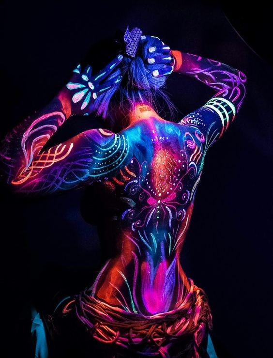 hình xăm dạ quang kín người cho nữ