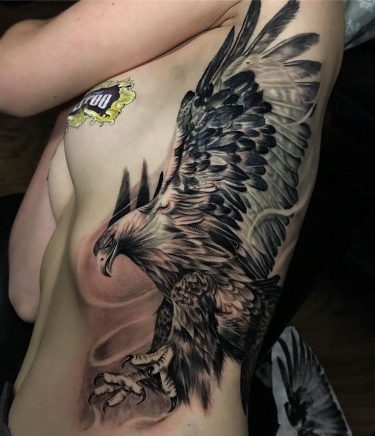 hình xăm đại bàng ở mạn sườn