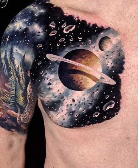 hình xăm dải ngân hà trong đêm đen vắt vai