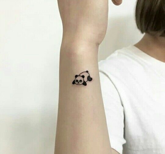 hình xăm gấu trúc mini ở cổ tay hình xăm gấu trúc mini ở cổ tay