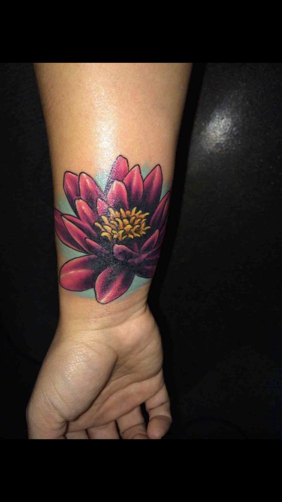 tattoo hoa đẹp cho khách nam trên cổ tay