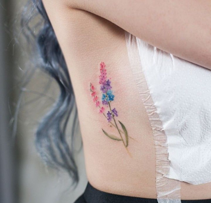 hình xăm hoa đẹp ở mạn sườn cho nữ