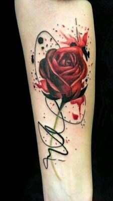 Hình xăm hoa hồng đỏ cho nữ độc đáo