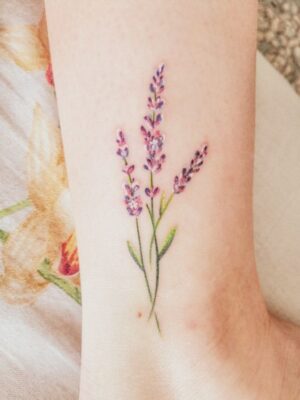 hình xăm hoa lavender cực tinh tế