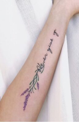 hình xăm hoa lavender kết hợp với chữ