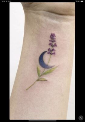 hình xăm hoa lavender kết hợp với mặt trăng