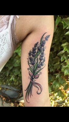 hình xăm hoa lavender ở bắp tay