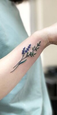 hình xăm hoa lavender ở cổ tay