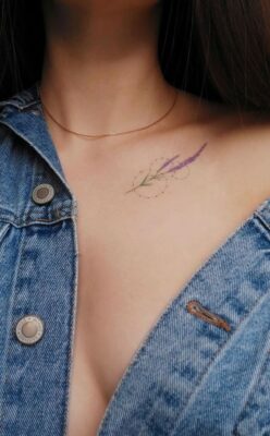 hình xăm hoa lavender ở xương quai xanh