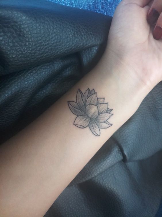 hình xăm hoa sen cách điệu mini ở cổ tay cho khách