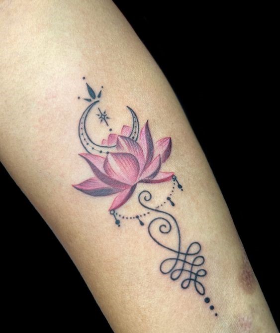 hình xăm hoa sen màu đỏ cách điệu