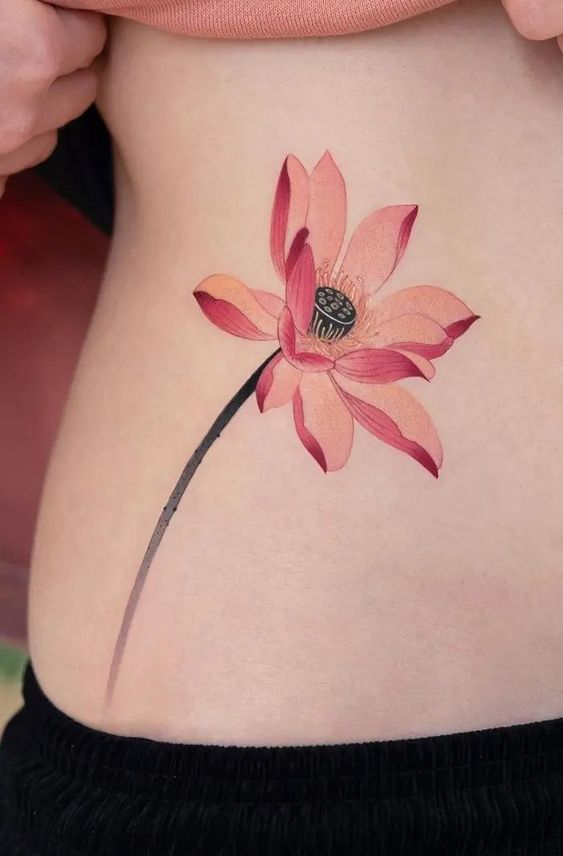 hình xăm hoa sen màu đỏ ở bụng đẹp