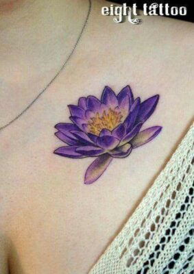 mẫu hình xăm hoa sen màu tím trước ngực cho nữ