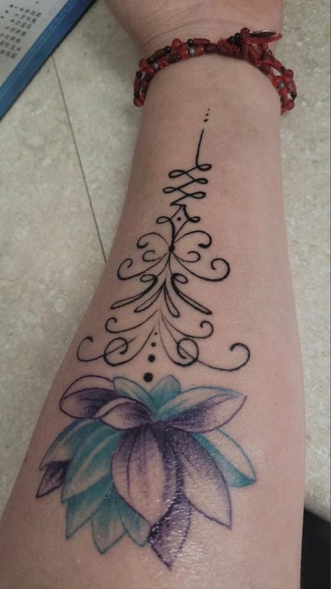 hình xăm hoa sen màu xanh ở cánh tay cho khách mới