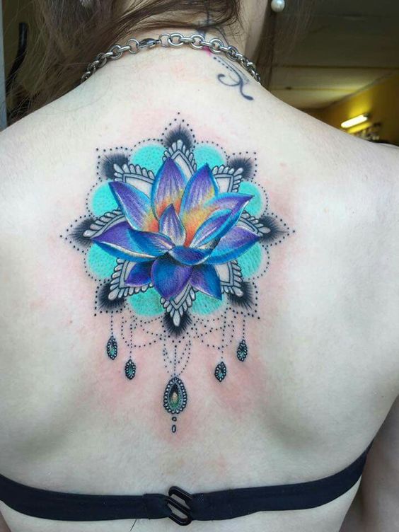 hình xăm hoa sen màu xanh ở lưng cho nữ
