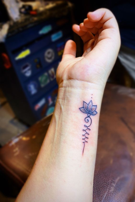 hình xăm hoa sen mini cánh tay