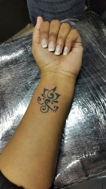 hình xăm hoa sen mini ở cổ tay