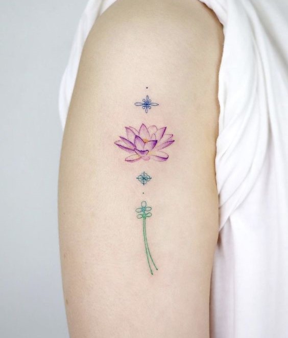 hình xăm hoa sen nổi bật ở bắp tay