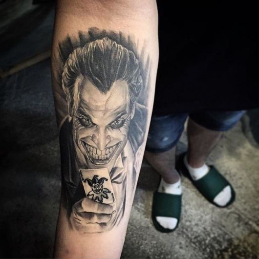 hình xăm joker cầm lá bài trên tay hình xăm joker cầm lá bài trên tay