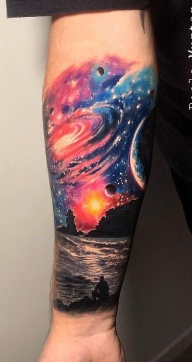 hình xăm không gian vũ trụ ban đêm ở cánh tay