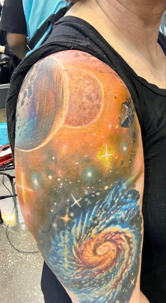 hình xăm không gian vũ trụ cùng các hành tinh